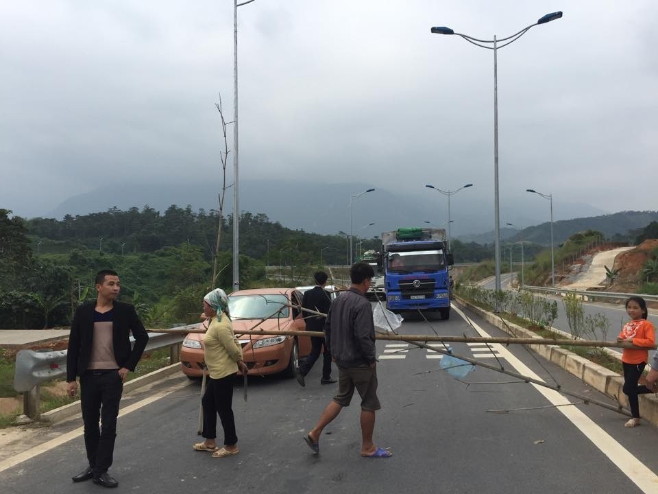Đường cao tốc Nội B&agrave;i - L&agrave;o Cai bị người d&acirc;n dựng r&agrave;o chắn ng&agrave;y 14-11. Ảnh: Đặng Thanh Phong