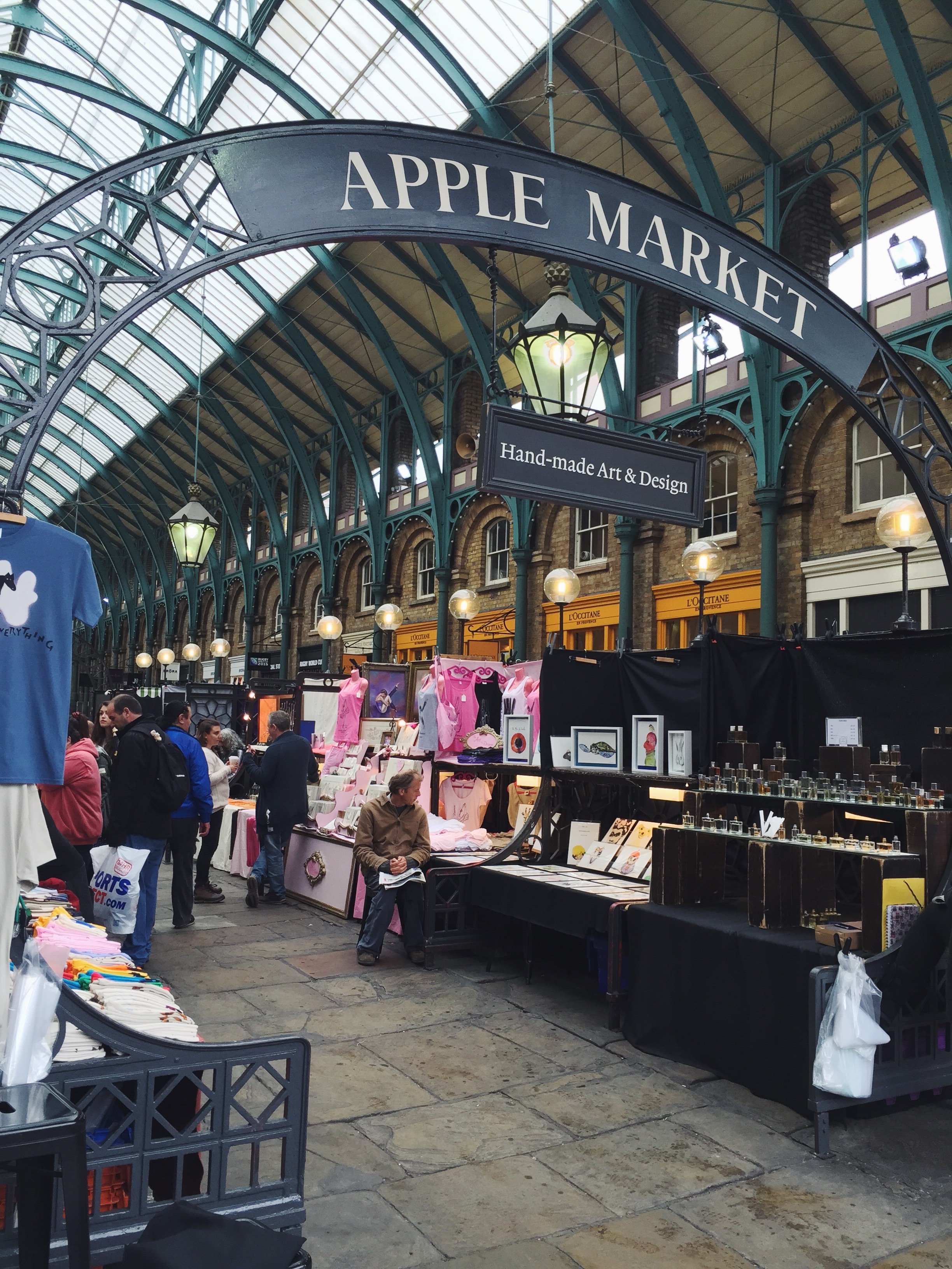 Một phi&ecirc;n chợ trời tại London, Anh m&agrave; Thu Hằng rất y&ecirc;u th&iacute;ch