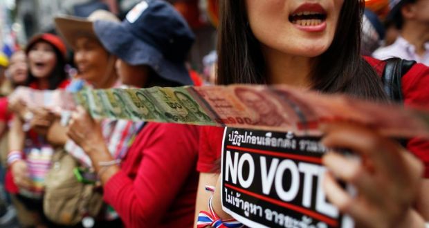 Những người biểu t&igrave;nh phản đối bỏ phiếu trong cuộc tuần h&agrave;nh qua khu phố người Hoa tại Bangkok. Ảnh: Reuters