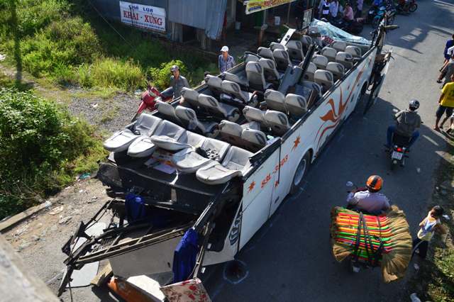 Xe chui gầm cầu vượt, 26 người bị thương