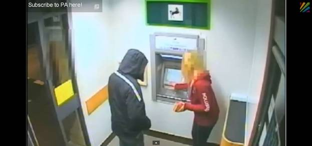 Kinh hoàng clip  cướp có dao tại ATM