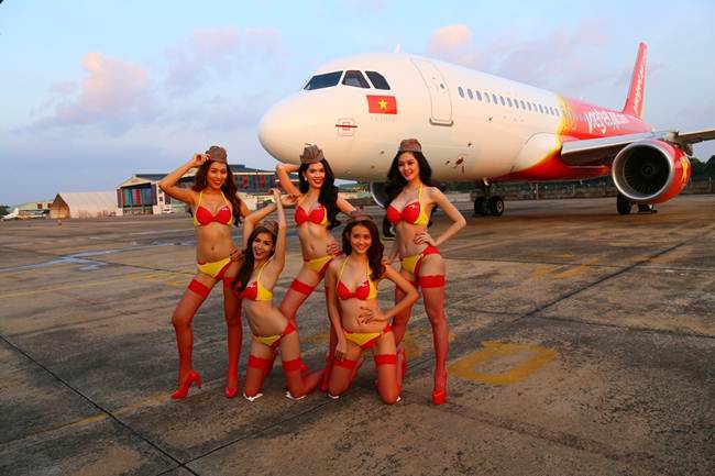 C&aacute;c người đẹp mặc bikini trước m&aacute;y bay VietJet