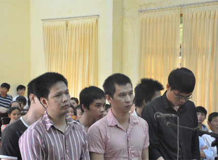 Trộm két sắt, mua heo về cúng ăn mừng