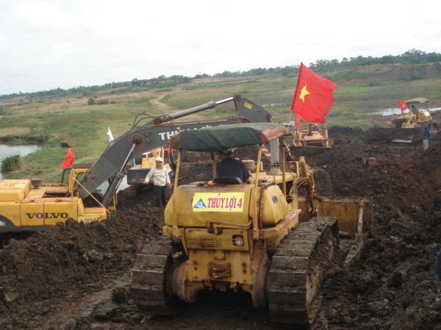 Tạm giữ 11 người cản trở đoàn cưỡng chế