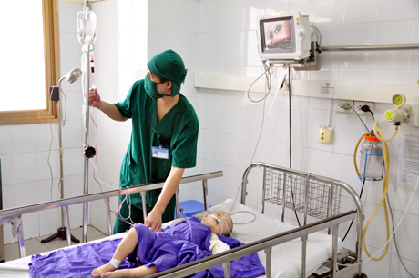 Bé trai 28 tháng tuổi bị gấu cắn đứt lìa cẳng tay