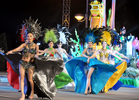 Carnaval Hạ Long "nóng" vì chân dài