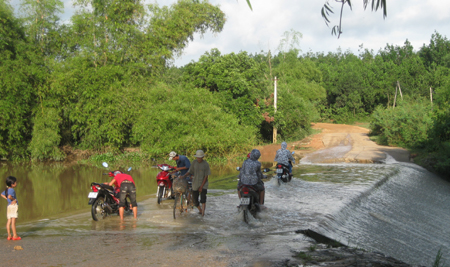 Qua đập tràn, chồng chỉ kịp cứu con, vợ bị nước cuốn chết