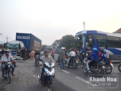 Xe khách đấu đầu xe tải, nhiều người bị thương