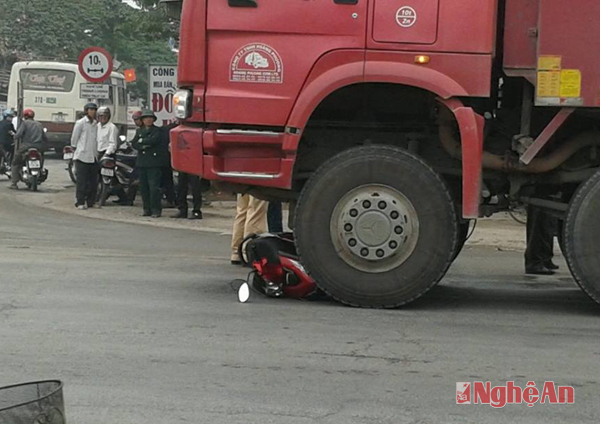 Vượt đèn đỏ rồi tông xe tải, 1 người nguy kịch