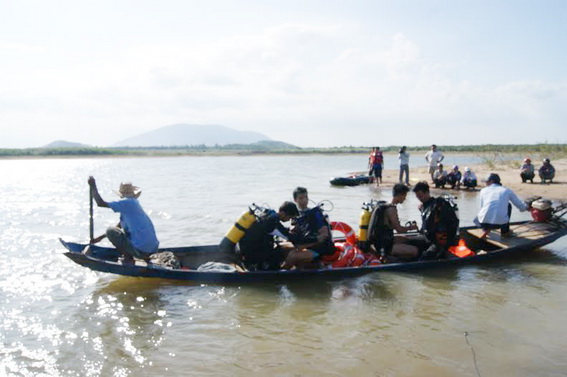 Ngồi câu cá trên phao, 2 anh em chết đuối