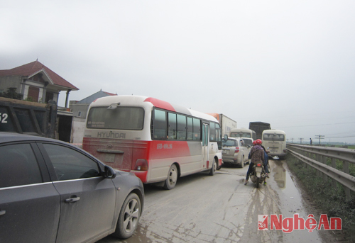 Lên đường ray nghe điện thoại, bị tàu hỏa tông chết