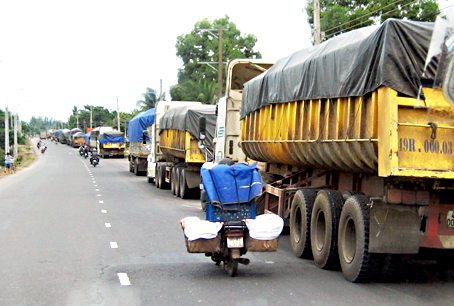 Xe chở bauxite nghênh ngang trên đường