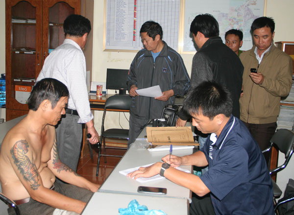 Chương Phạt Sáng (người có hình xăm) lúc bị bắt