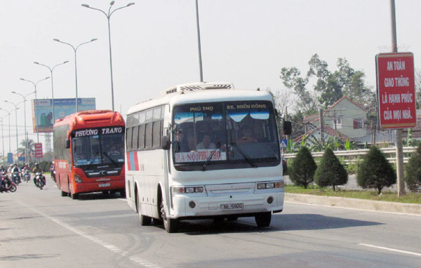 Các xe khách trong dịp Tết năm nay khi chạy qua địa bàn thành phố bỗng chạy rất chậm và đi theo hàng dài khá trật tự.