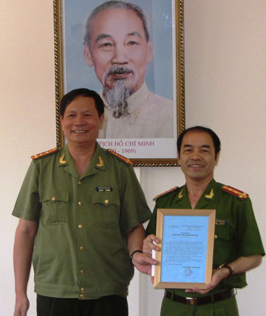 Đâm chết người tình rồi uống thuốc trừ sâu tự tử