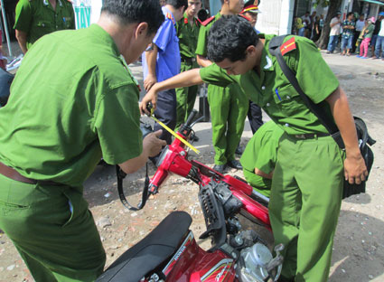 Đến quán cà phê, thấy chồng bị đâm chết