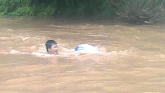 Chui vào túi nilông để... qua suối