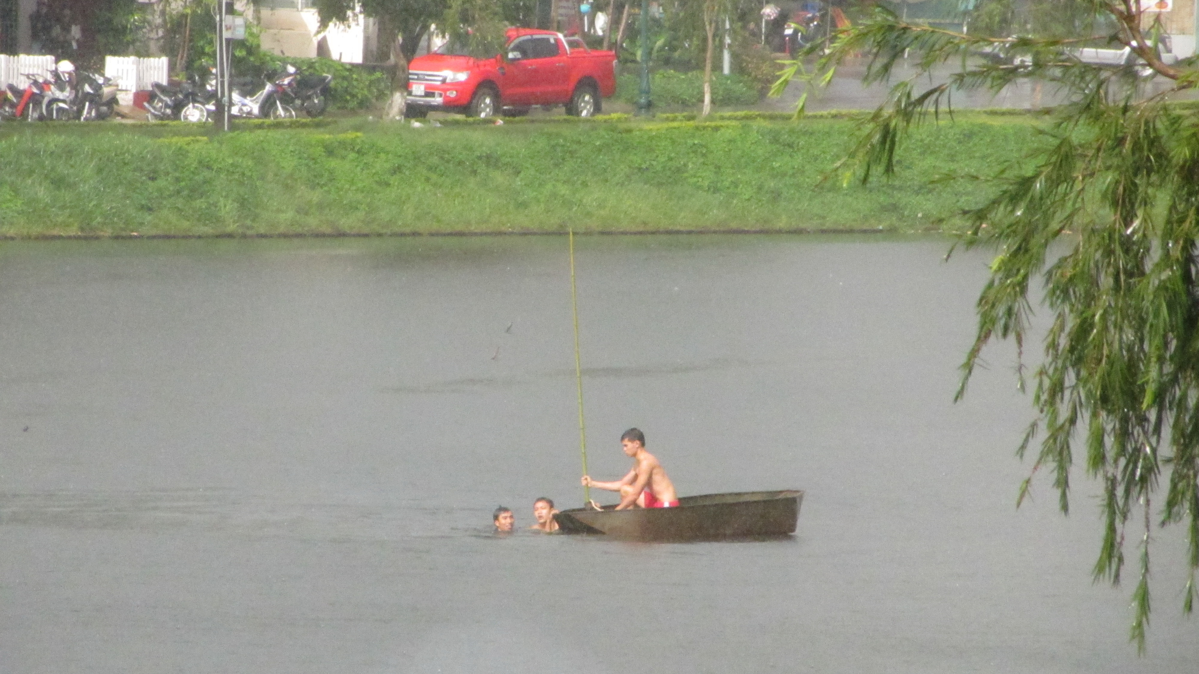 Rủ nhau tắm hồ, 1 công nhân chết đuối