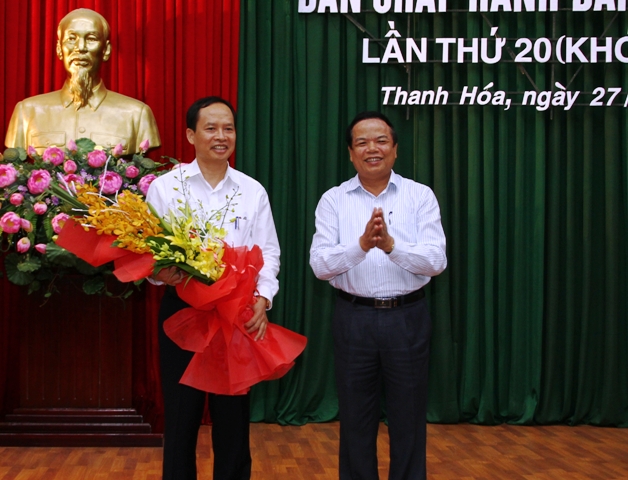 &Ocirc;ng Trịnh Văn Chiến (b&igrave;a tr&aacute;i) được bầu giữ chức B&iacute; thư Tỉnh ủy Thanh H&oacute;a
