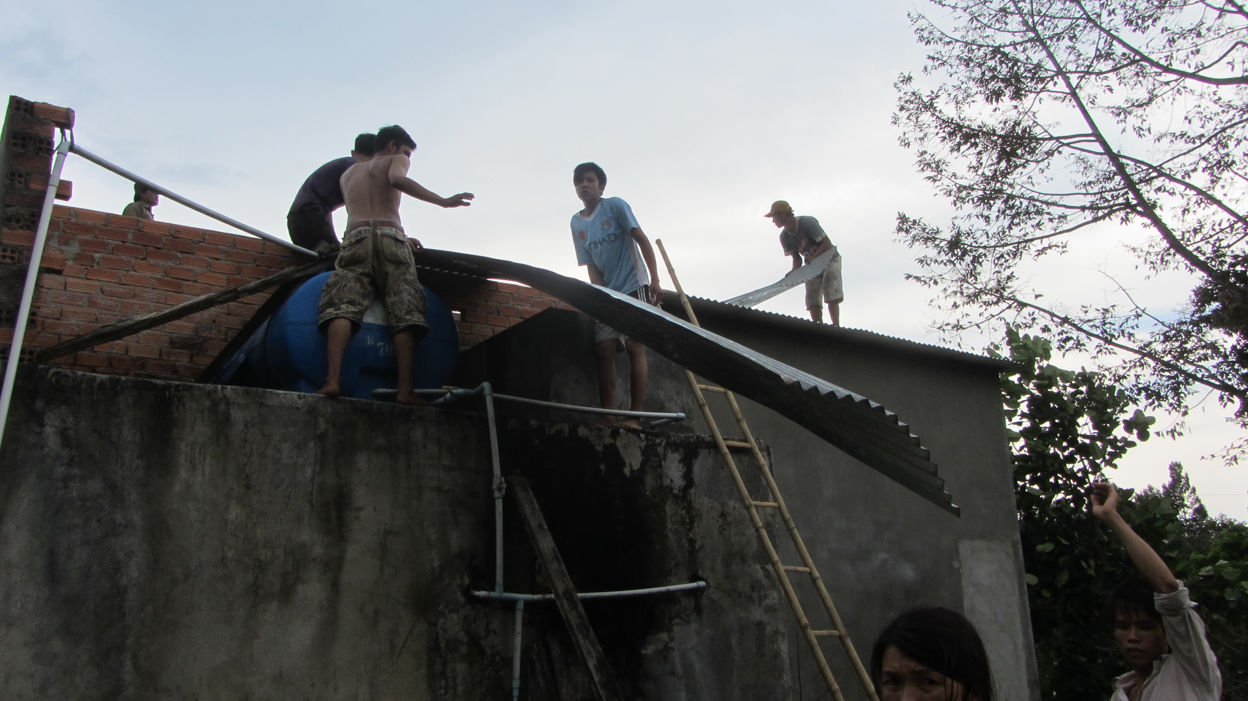 Lốc xoáy, mưa đá càn quét Madaguoi