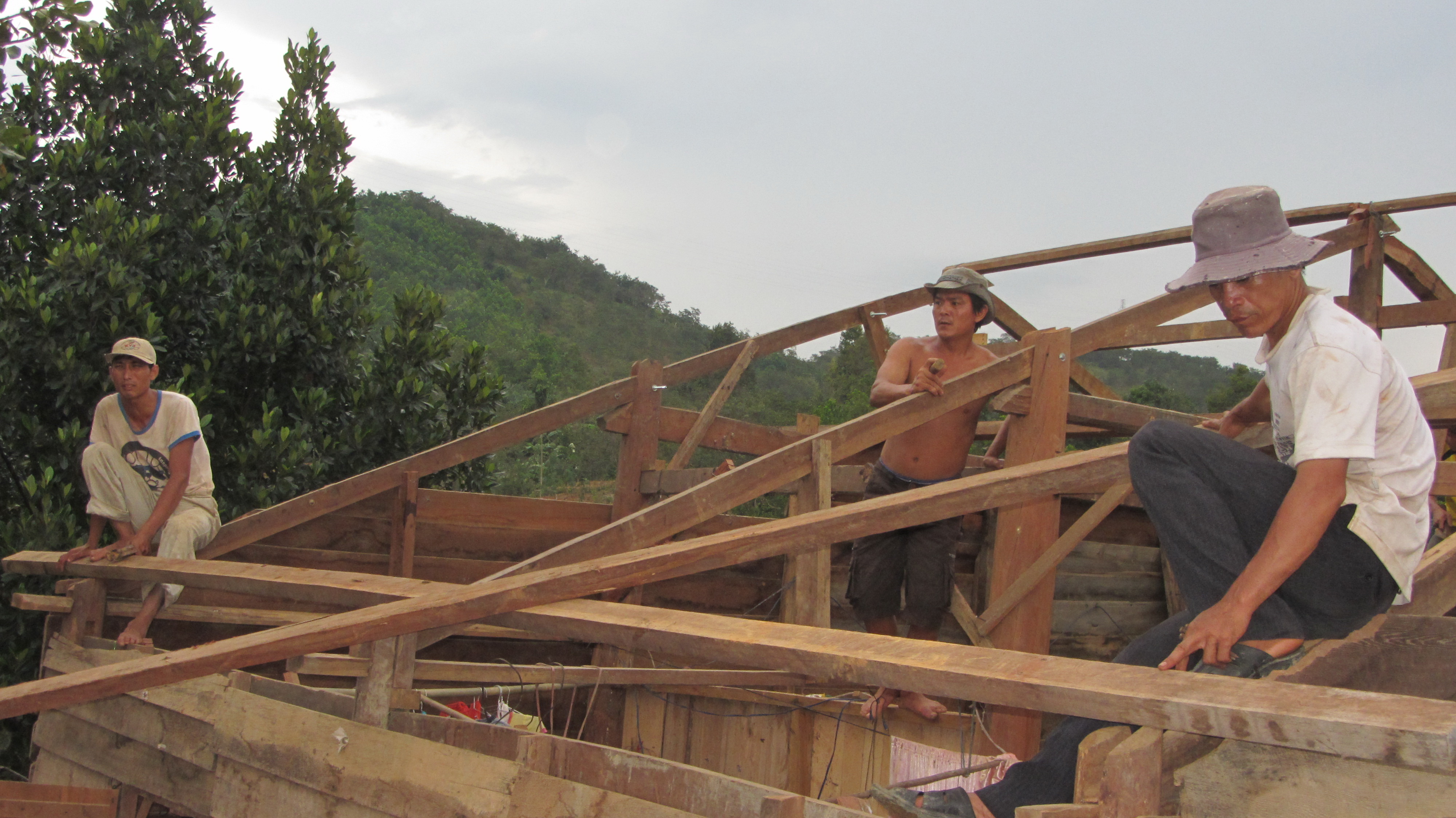 Mái nhà bị lốc xoáy thổi bay hoàn toàn