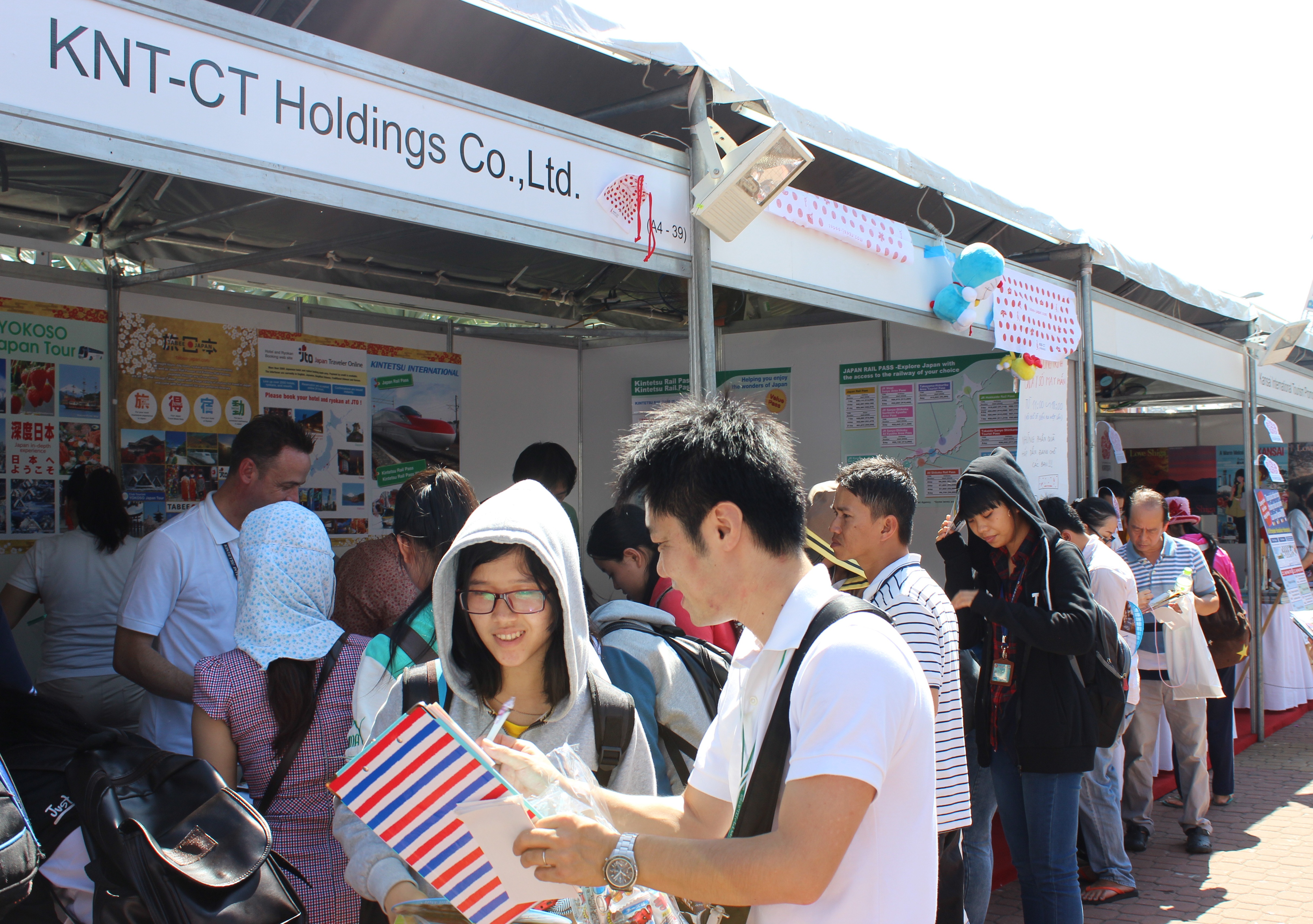 Kh&aacute;ch tham quan lễ hội s&aacute;ng 15-11