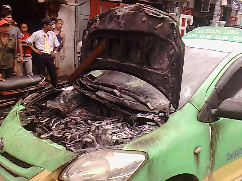 Taxi bất ngờ bốc cháy, tài xế tung cửa bỏ chạy