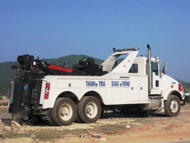 Xe đặc chủng được Cục quản l&yacute; đường bộ 2 điều ra Thanh H&oacute;a để xử l&yacute; xe qu&aacute; tải, cơi nới th&agrave;nh th&ugrave;ng