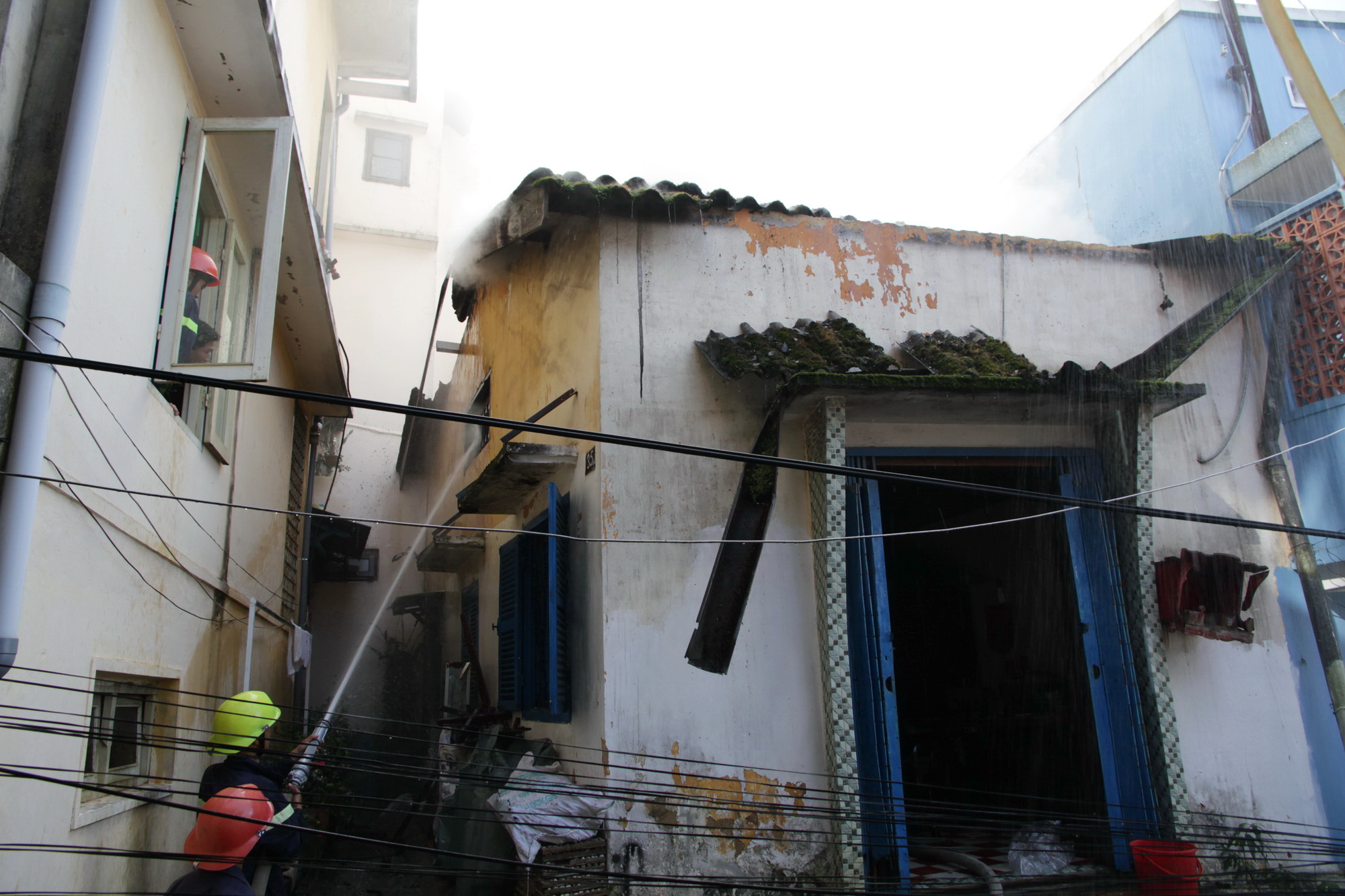 Lực lượng PCCC đến kịp l&uacute;c nhưng cũng kh&ocirc;ng cứu nổi căn nh&agrave;