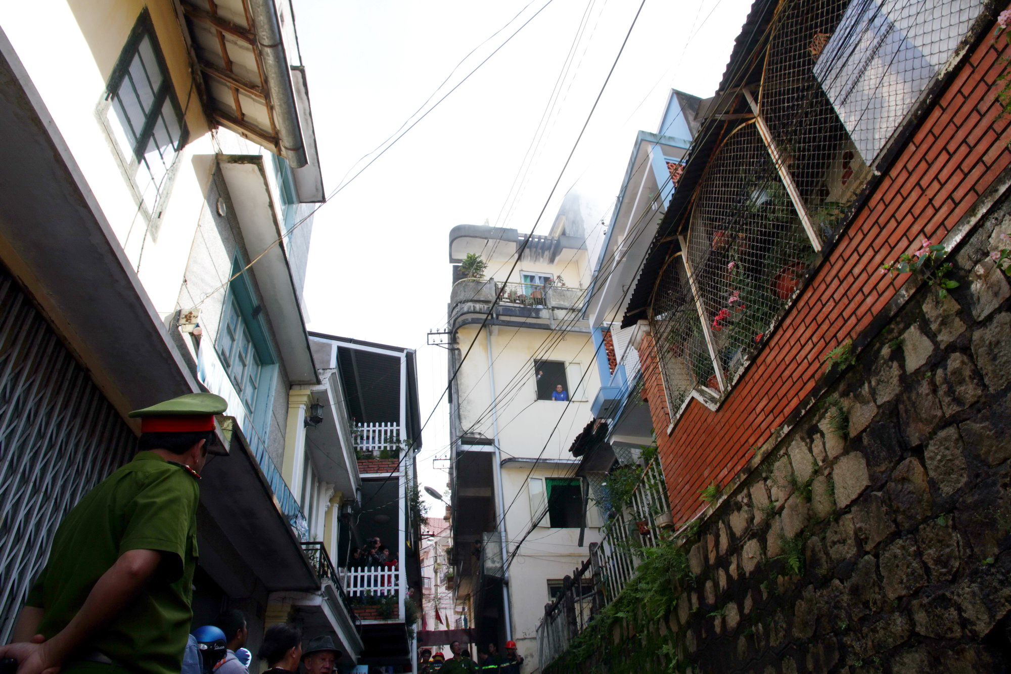 Người d&acirc;n trong khu vực rất hoang mang, sợ ch&aacute;y lan sang nh&agrave; m&igrave;nh