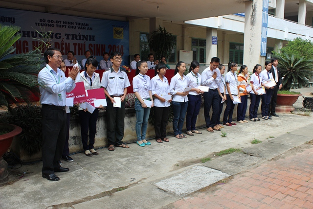 Phạm Văn Đúng, Phụ trách thị trường Ninh Thuận Công ty CP Phân bón Bình Điền trao học bổng cho các em