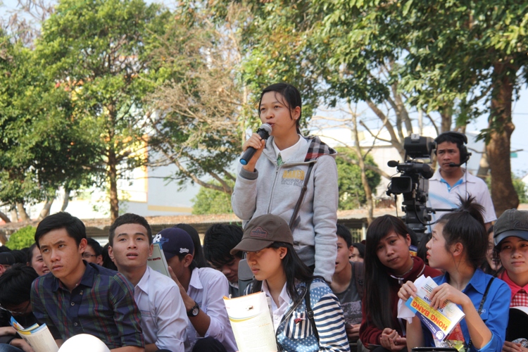 Học sinh nhiệt t&igrave;nh đặt c&acirc;u hỏi cho ban tư vấn