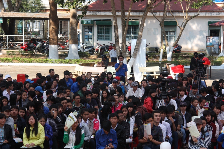 Học sinh tập trung đ&ocirc;ng đủ v&agrave; thi nhau đặt c&acirc;u hỏi cho ban tư vấn