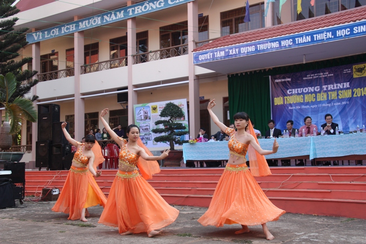 Tiết mục m&uacute;a s&ocirc;i động của học sinh Trường THPT L&ecirc; Qu&yacute; Đ&ocirc;n