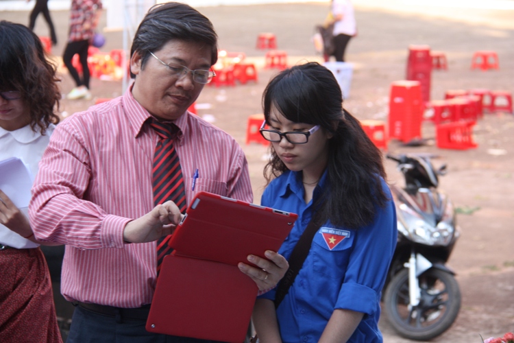 Thầy Trần Đ&igrave;nh L&yacute; giao lưu với th&iacute; sinh sau buổi tư vấn
