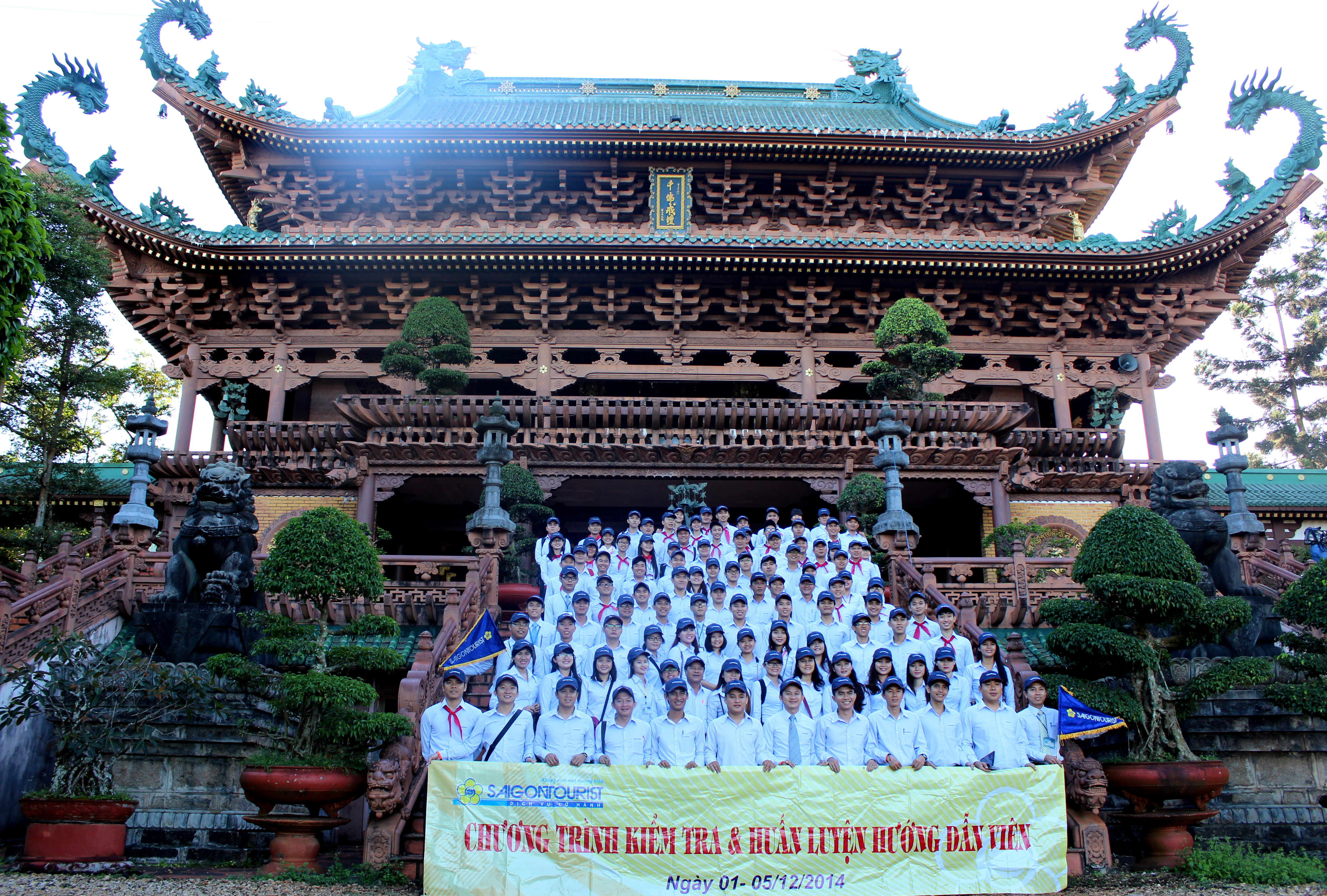 Viếng ch&ugrave;a Minh Th&agrave;nh