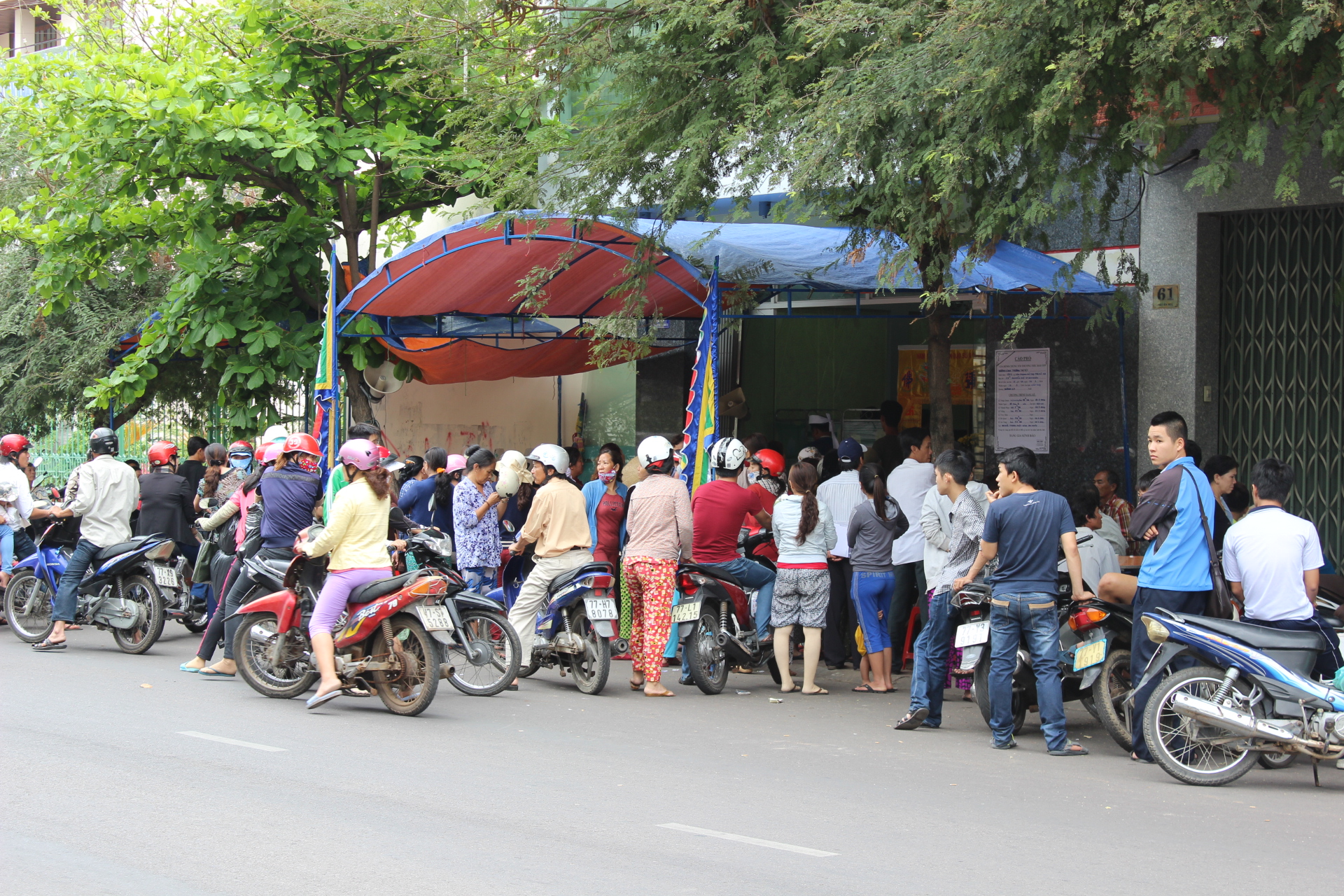 Đi xem bói về bị ô tô tông, vợ chết, chồng nguy kịch.