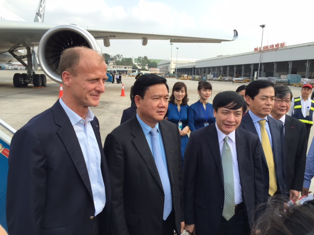 Bộ trưởng Đinh La Thăng (thứ 2 từ tr&aacute;i qua) tham dự chuyến bay tr&igrave;nh diễn của m&aacute;y bay A350 XWB chiều 22-11