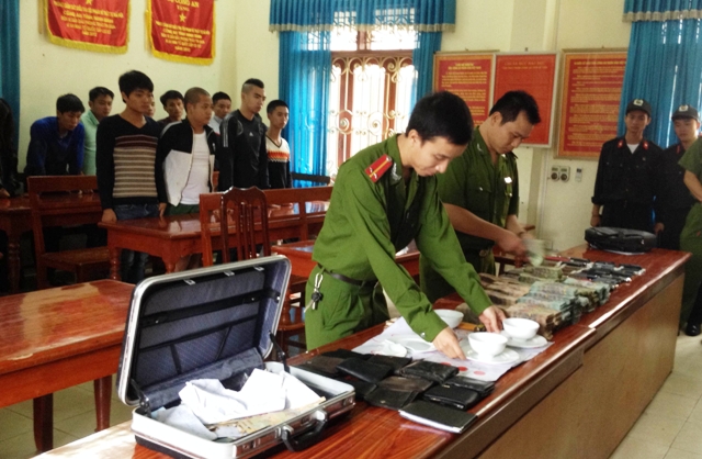C&aacute;c con bạc v&agrave; số tang vật được đưa về trụ sở C&ocirc;ng an tỉnh Ninh B&igrave;nh để điều tra, l&agrave;m r&otilde;