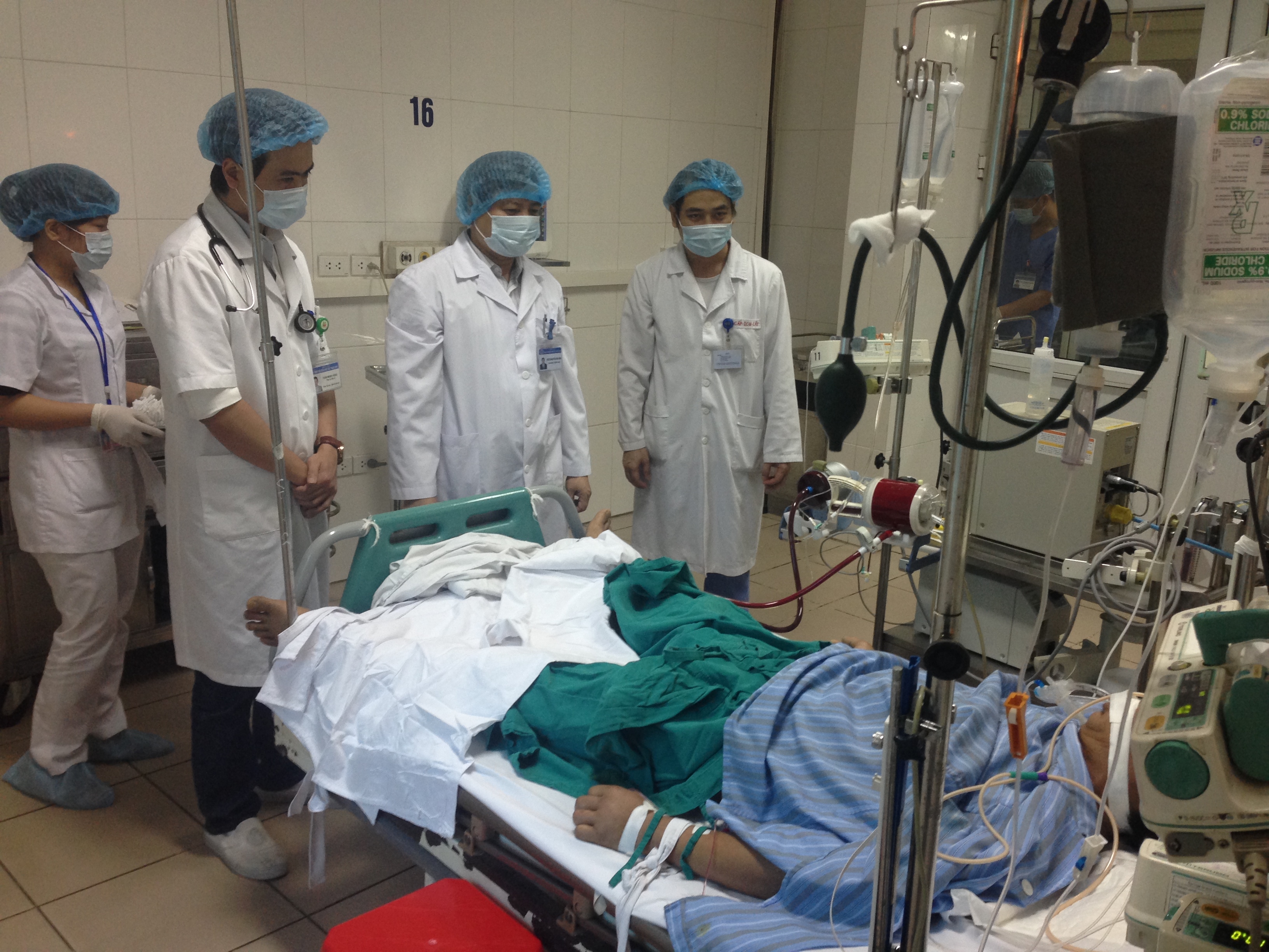Bệnh nh&acirc;n Trịnh Xu&acirc;n Tư thời điểm đang nguy kịch v&igrave; c&uacute;m A/H1N1