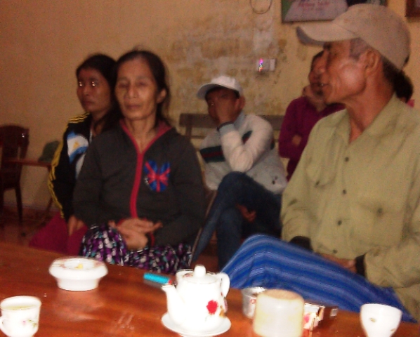 Người th&acirc;n buồn đau trước sự việc xảy ra. Ảnh Kiều Vượng