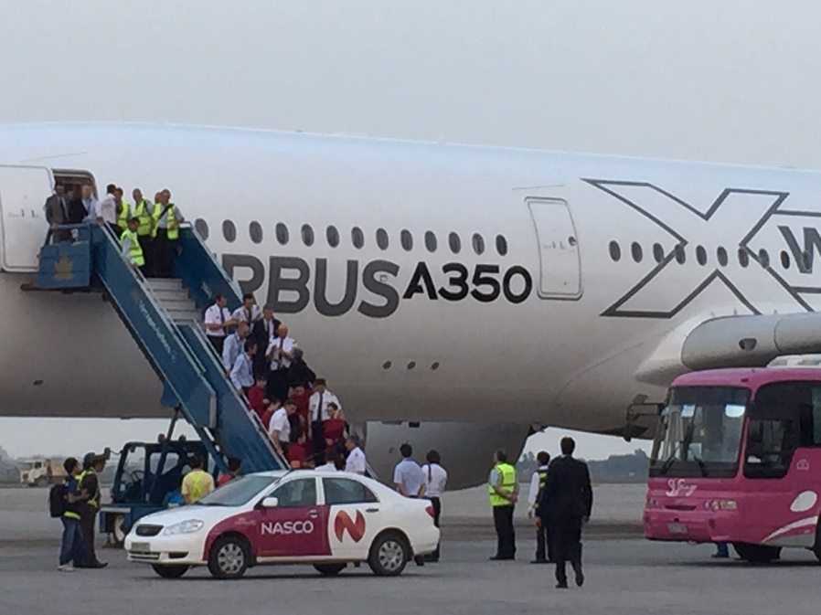 A350 XWB l&agrave; chương tr&igrave;nh mới n&ecirc;n kh&aacute;ch h&agrave;ng được y&ecirc;u cầu nh&agrave; sản xuất cung cấp dịch vụ đặc biệt sau b&aacute;n h&agrave;ng. Cụ thể l&agrave; Airbus sẽ trực tiếp chuyển giao c&ocirc;ng nghệ cho 
Vietnam Airlines, huấn luyện, đ&agrave;o tạo kỹ sư, nh&acirc;n lực... Sự th&agrave;nh bại của Vietnam Airlines trong qua tr&igrave;nh khai th&aacute;c A350 XWB sẽ ch&iacute;nh l&agrave; tiếng tăm của loại m&aacute;y bay n&agrave;y tr&ecirc;n to&agrave;n cầu
