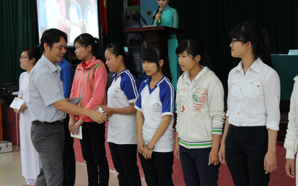Đại diện C&ocirc;ng ty CP Ph&acirc;n b&oacute;n B&igrave;nh Điền trao học bổng cho c&aacute;c học sinh vượt kh&oacute; học giỏi