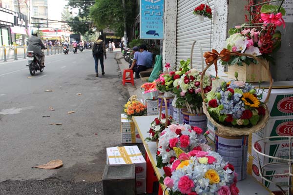 Một cửa h&agrave;ng hoa ở quận G&ograve; Vấp c&ograve;n rất &iacute;t hoa d&ugrave; chưa hết buổi s&aacute;ng.