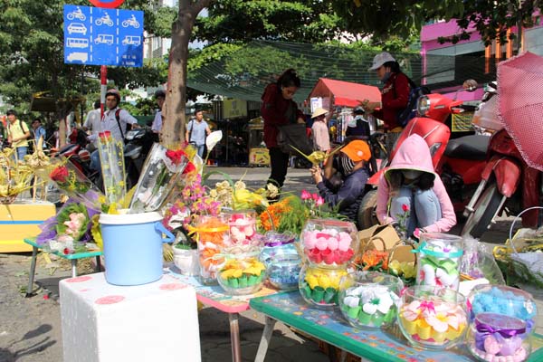 C&aacute;c điểm b&aacute;n hoa tươi, qu&agrave; tặng trước c&aacute;c trường đại học lu&ocirc;n nhộn nhịp v&agrave;o c&aacute;c dịp lễ.