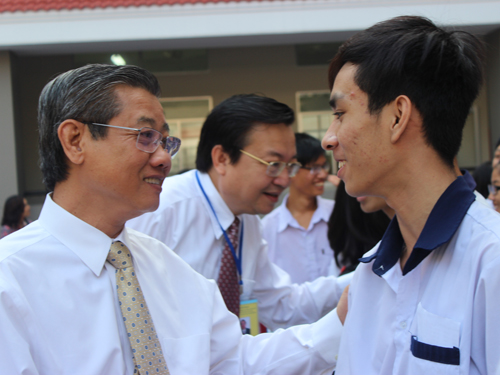 &Ocirc;ng Nguyễn Văn Hiệp, Chủ tịch Hội đồng coi thi Trường THPT Trần Đại Nghĩa, căn dặn c&aacute;c th&iacute; sinh trước giờ thi