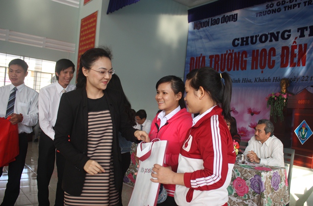TS Nguyễn Đức Nghĩa và Ths Nguyễn Thị Phi Yến trao học bổng cho học sinh nghèo vượt khó