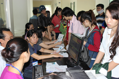 Kẹt xe ngày thí sinh làm thủ tục dự thi đợt 1