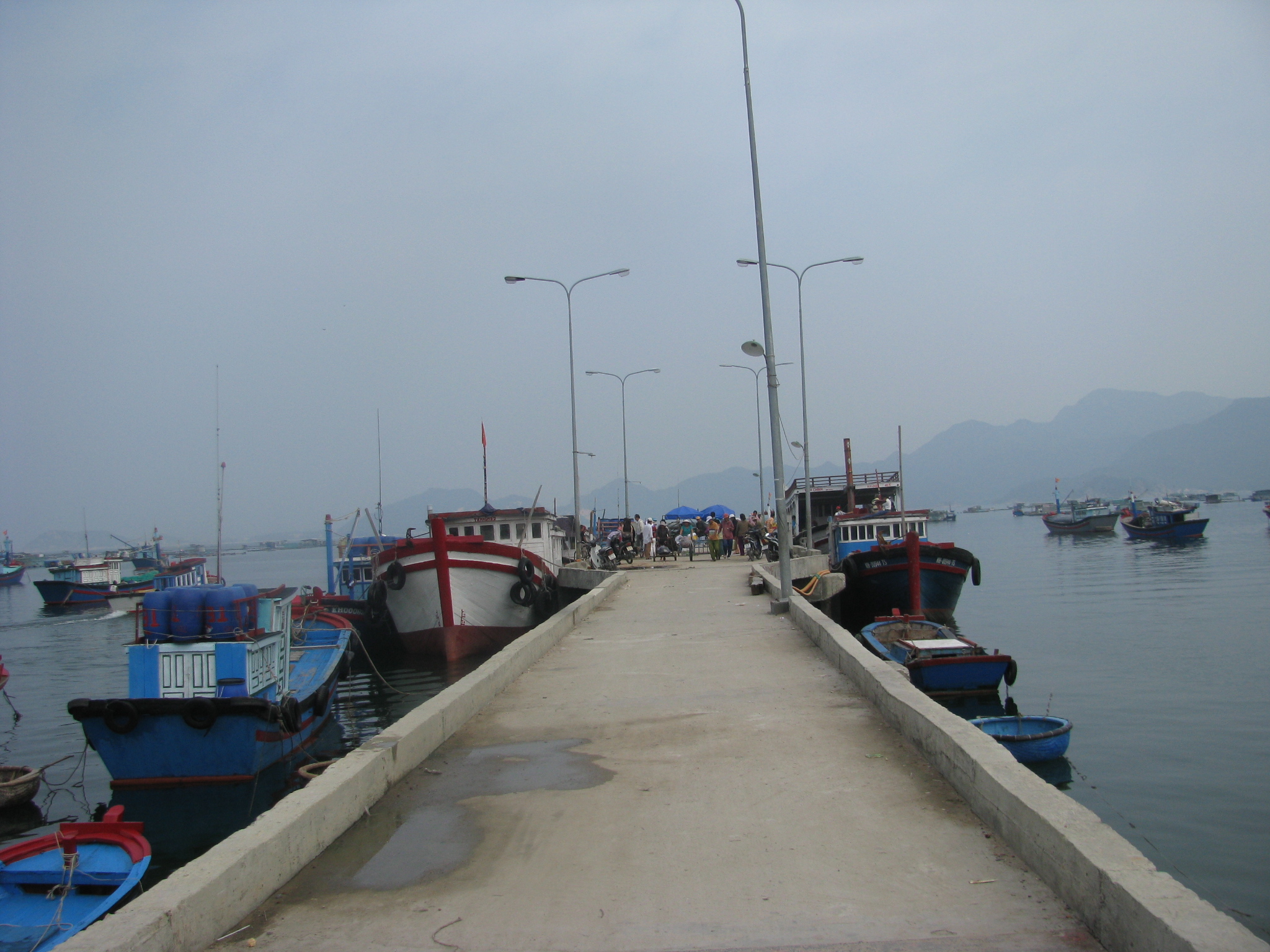Cầu t&agrave;u tr&ecirc;n đảo B&igrave;nh Ba