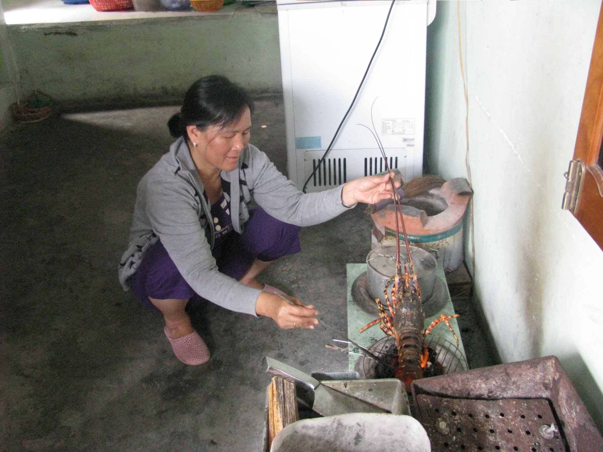 ... được người d&acirc;n đảo phục vụ ngay trong bếp nh&agrave; m&igrave;nh